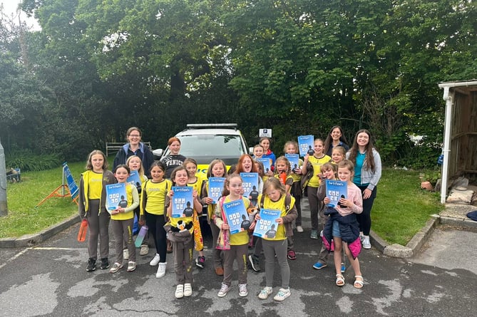 Ivybridge Brownies visit Ivybridge and Rural Police