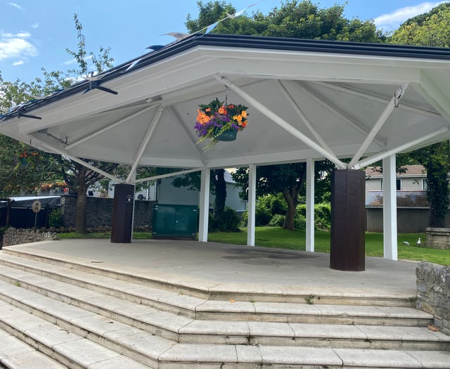 Kingsbridge to stage Carols on the Bandstand event